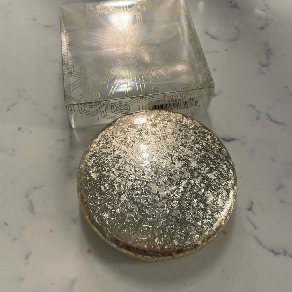 MAC Face Powder Snowball Here Comes Joy - Picture 4 of 6